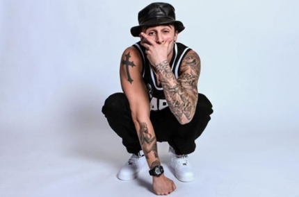 Chris Webby podsumowuje scenę muzyczną i polityczną - teledysk