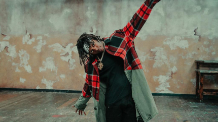 J.I.D na planie teledysku "Off Deez"