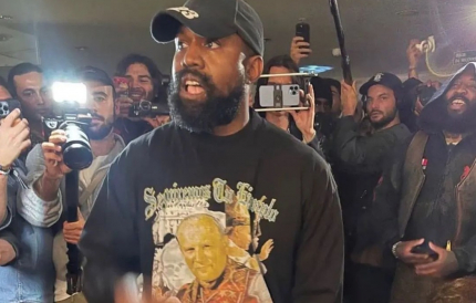 Kanye West w stroju z wizerunkiem Jana Pawła II na Paris Fashion Week