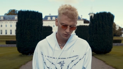 Machine Gun Kelly celebruje wyjście z klubu 27 nowym klipem