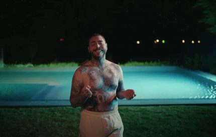 Post Malone tańczy przy basenie w klipie 